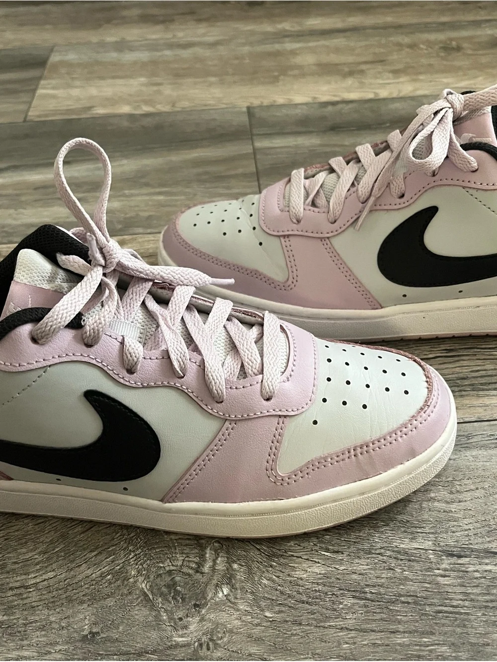 Nike youth Low-Top Sneakers in Light Pink, White & Black